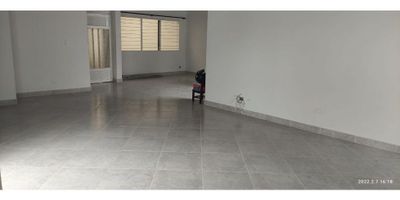 Se arrienda amplia casa en Calasanz!

? Ubicación estratégica: cerca de centros comerciales, supermercados, tiendas, excelente acceso a transporte público y privado (alimentadores del metro).

? Características de la vivienda:


 
 3 alcobas con clóset
 
 
 2 baños
 
 
 Cocina integral
 
 
 Patio de ropas
 
 
 Pisos en cerámica
 
 
 Alcoba de servicio
 
 
 Área: 160 m²
 
 
 Espacios amplios y ventilados
 


? Informes: 301 481 4606

 
