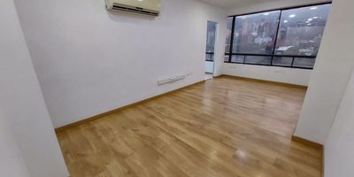 Oficina en arriendo reformada en Centro Comercial, sector de el Exito el Poblado, con vigilancia 24hrs. encontramos un amplio lobby y escaleras, tres espacios ya conformados y un bano. En el segundo nivel, encontramos una amplia oficina con cocineta y bano. Con parqueadero de visitantes con cobro.Ubicada cerca a la zona bancaria, comercial, empresarial y gastronomica del sector. Sobre via principal y con facil acceso a estacion del metro y transporte publico.