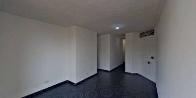 Apartamento en venta de 49 m² con vista interior, ubicado en un quinto piso (Torre 25, Apto 502), con acceso por escaleras y parqueadero comunal. Consta de 3 habitaciones, 2 baños, sala comedor, cocina integral y zona de lavandería. Tiene piso cerámico en todas sus áreas. El conjunto cuenta con salón comunal, parque infantil, zonas verdes y vigilancia privada las 24 horas. Ubicado cerca del centro comercial Ventura Terreros, almacenes de cadena como D1, Ara, Éxito y Olímpica, el colegio Institución Educativa Vida Nueva y la estación de Transmilenio León 13, con vías de acceso por la Calle 35 y la Carrera 21.
 h_property_nid_ref:  42962377352
 h_property_uuid_detail:  32b80f71-79a2-4c2b-a1b1-46548914c882
 ubicacion: Soacha,Ciudad Verde
 Inmueble ofertado por nuestro aliado HABI.