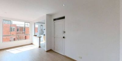 Apartamento en venta de 49m2, con vista exterior, ubicado en un 6to piso (Torre 7 Apto 604), ascensor por escaleras. Consta de 3 habitaciones, 2 baños, sala comedor, cocina semi integral y zona de lavandería. Tiene piso laminado en habitaciones y zona social y cerámico en baños y cocina. El conjunto cuenta con zonas verdes, zona para niños, parqueadero comunal y vigilancia privada las 24 horas. Cerca a centro comercial Miraflores, Prado Verde y Jardín Verde; cerca a almacenes de cadena como Colsubsidio y Olímpica; cerca al colegio institución Educativa Soacha Avanza y Carlos Albán Holguín; cerca a universidad UNAD; Vías de acceso por calle 38.
 h_property_nid_ref:  38074195245
 h_property_uuid_detail:  ea2c296e-0f06-4e85-ada7-379fb563cef6
 ubicacion: Soacha,Ciudad Verde
 Inmueble ofertado por nuestro aliado HABI.