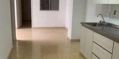 Bemsa Propiedad Raíz, ofrece apartamento de excelente ubicación a dos calles del parque de sabaneta, de amplios espacios y buena iluminación, cuenta con tres alcobas, dos baños, salón comedor, cocina abierta, zona de ropas,