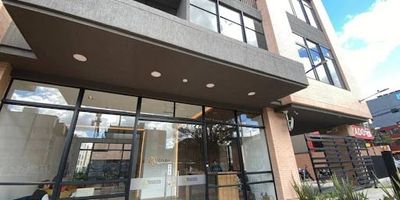 Encantador apartaestudio tipo loft para estrenar, con un diseño moderno y único, ubicado sobre la Avenida Ciudad de Cali, justo frente al Centro Comercial Nuestro Bogotá, cerca de Konecta y a pocos minutos del Aeropuerto. Su estratégica ubicación ofrece acceso a transporte público como SITP y TransMilenio. Este espacio amplio y de concepto abierto, permite una distribución flexible e incluye luces LED, muebles de almacenamiento, cocina integral, baño y zona de ropas. El conjunto ofrece espacios inteligentes pensados para un estilo de vida moderno, como gimnasio, zona de coworking, lavandería, bicitaller, terraza BBQ y mucho más.  Para más información contáctenos al correo electrónico yolanda.betancurinmobiliariabogota.com o al teléfono 317 705 1208. El equipo de Inmobiliaria Bogotá está comprometido con brindar una experiencia de vida excepcional para nuestros clientes, desde el momento en que se unen a nuestra comunidad.