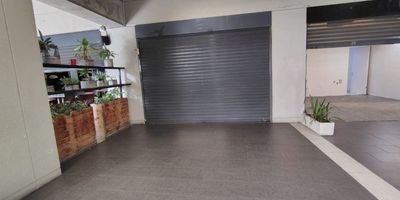 Local comercial disponible para arriendo en la Av Las Palmas, cuenta con puerta persiana, una terraza exclusiva para mesas y sillas de unos 15m2 adicionales, zona de comidas y comercial del mall, ideal para cadenas de restaurantes, comidas rápidas, venta de accesorios, agencias de viajes y mucho más! anímate a conocer este espacio agendando una visita al Contacto 301.598.9091