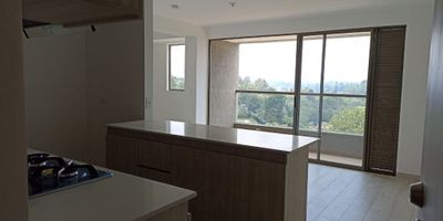 Apartaestudio en ARRIENDO con 1 habitación (baño y closet), salón comedor, estudio amplio, balcón, cocina, zona de ropas independiente, baño social completo, parqueadero y cuarto útil.