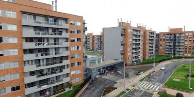 Apartamento en el Parque Residencial Sol Creciente, acogedor, iluminado, tranquilo, área de 97 mts, 3 alcobas, alcoba principal con vestier y balcón, estudio abierto, 3 baños, sala comedor con chimenea a gas y balcón, cocina integral tipo americano con zona de ropas, dos garajes cubiertos, deposito, estrato 4. El conjunto cuenta con piscina, gimnasio, sauna, turco, jacuzzi, teatrino, squash, salón de juegos, salón infantil, bbq, salones sociales y golfito. Arriendo incluida administración