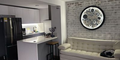 Descubre este elegante apartamento para VENTA  ubicado en una zona privilegiada de la ciudad. loma de los Bernal, Con 2 habitaciones, 2 baños y 70 metros cuadrados, este espacio ofrece comodidad y funcionalidad. Disfruta de la iluminación natural, sala-comedor, balcón y cocina integral. Además, cuenta con cuarto útil, zona de ropas y vigilancia privada 24/7. El conjunto cerrado ofrece zonas verdes, piscina, gimnasio y zona infantil. Con fácil acceso al transporte público y una vista panorámica, este lugar es ideal para familias. TIENE UNA HIPOTECA DE $260.000.000 MILLONES SCOTIABANK - ADMON $350.000 ¡Contáctanos para más información! JAIRO OCHOA PROPIEDAD RAÍZ  604-448-6003 - 315-204-4529 - 318-206-6516 - 315-858-9793 - 315-420-6842 - 318-206-6519