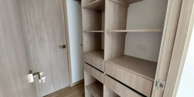 Para mayor información escribanos vía WhatsApp y uno de nuestros agentes inmobiliarios te atenderá.
Apartamento con excelentes acabados, muy bien ubicado en el sector de Sajonia a cinco minutos del túnel de Oriente.
Amplios y cómodos espacios, dos alcobas cada una con baño, más baño social, salón comedor, cocina integral abierta, amplio balcón, zona de ropas, parqueadero y cuarto útil.
