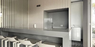 Excelente oficina amoblada ubicada en el exclusivo edificio Quantum Business Center, en la Calle 90 con Carrera 15, a solo dos cuadras del Parque El Virrey.

Ubicada en el segundo piso, cuenta con una recepción independiente y tres ambientes privados, que incluyen:

.   Dos oficinas gerenciales completamente equipadas.

.   Área abierta con puestos de trabajo para el equipo.

.   Sala de juntas amoblada y lista para reuniones ejecutivas.

La oficina dispone además de cocineta y dos parqueaderos privados.

El edificio ofrece una infraestructura corporativa de alto nivel, con:

.    Dos salas de juntas adicionales de uso común.

.    Salón de conferencias y terraza social para eventos empresariales.

.    Recepción con control de acceso, seguridad y vigilancia permanente.

Una excelente opción para empresas que buscan imagen corporativa, ubicación estratégica y espacios funcionales, listos para operar de inmediato.