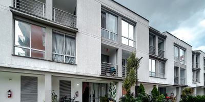 Casa de 3 Niveles en Parque Residencial Celeste. Al lado de Valle de Lili
Descubre una vivienda diseñada para quienes buscan privacidad y un estilo de vida tranquilo en uno de los sectores más apreciados del sur de Cali. Ubicada Ciudad Melendez, esta casa de tres niveles combina espacios generosos, iluminación natural y un ambiente sereno rodeado de zonas verdes.
Area construida: 122,30 m²
Tres niveles bien distribuidos, ideales para lograr independencia entre áreas sociales y privadas.
Sala y comedor independientes, con excelente entrada de luz.
Cocina moderna con espacios funcionales y cómodos.
Tres habitaciones amplias, incluida una alcoba principal con baño privado.
Estudio o sala de estar en el nivel intermedio.
Balcón con vista agradable, perfecto para disfrutar del entorno residencial.
Zona de oficios independiente.
Parqueadero asignado.
Ubicado en un sector residencial, tranquilo y arborizado, ideal para quienes valoran la calidad de vida.
Piscina, salón social y zona infantil para disfrutar en familia.
Senderos internos y ambiente seguro.
Cercanía a servicios, transporte y el ecosistema comercial del Valle del Lili / Ciudad Meléndez.