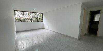 venta de apartamento en los cambulos 
Este acogedor apartamento en conjunto cerrado Nueva Granada, ubicado en primer piso, es ideal para quienes buscan comodidad, ubicación estratégica y espacios remodelados. Cuenta con dos habitaciones, dos baños (el principal con baño privado), cocina integral moderna, zona de oficios y ambientes muy funcionales.

La cocina y los baños fueron remodelados recientemente, lo que le da un estilo fresco y actualizado. Al estar en primer piso, es perfecto para personas que prefieren evitar escaleras o desean fácil acceso.

El conjunto ofrece parqueadero comunitario y una ubicación envidiable: Carrera 39 con Roosevelt, una zona central, tranquila y con cercanía inmediata a centros médicos, transporte, comercio y todo lo que necesitas para vivir con comodidad.

Un espacio práctico, bien ubicado y con mejoras que lo hacen destacar. ¡Listo para mudarte o para invertir con excelente proyección!