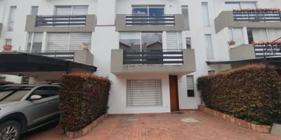 Espectacular Casa en Arriendo – Chía
Ubicación privilegiada |  180m² | 3 niveles ¡Vive con comodidad, amplitud y estilo en una de las zonas más tranquilas y apetecidas de Chía!       Esta hermosa casa es ideal para disfrutar en familia y tener espacios funcionales para cada necesidad. Características destacadas: Área construida: 180 m², Sala-comedor con chimenea, perfecta para compartir en familia, 3 habitaciones amplias con clóset, principal con baño privado, 2 baños adicionales  modernos y bien distribuidos, cocina integral a gas amplia y funcional, cuarto de servicio, estudio con mueble empotrado, ideal para home office Balcón con vista despejada, patio amplio, ideal para zona BBQ o esparcimiento, pisos en madera laminada y cerámica, 2 garajes descubiertos e independientes.
¡Contáctanos para agendar tu visita! Esta puede ser la casa que estás buscando. Cod: 5288