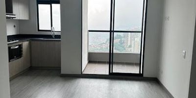 Apartamento en Arriendo en el Sector Medellín, el poblado. Este apartamento de aproximadamente 70 metros cuadrados ofrece un diseño cómodo y funcional. Cuenta con 3 alcobas con closets, 2 baños, sala comedor-iluminada, cocina integral moderna, zona de ropas independiente, balcón con vista agradable, y Además, dispone de parqueadero privado y cuarto útil. Se encuentra ubicado en una unidad cerrada que ofrece portería 24 horas, zonas verdes, piscina, turco, sauna, salón social, parque infantil ascensor y shut de basuras. Su ubicación estratégica permite fácil acceso a rutas de buses integradas al metro, vías principales, cerca a supermercados, centros comerciales y otros servicios esenciales.