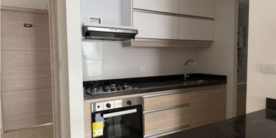 ? Apartamento en venta en Armenia, Quindío

? Ubicación


 Ciudad: Armenia, Quindío
 Zona: Residencial tranquila
 Entorno: Rodeado de zonas verdes
 Accesibilidad: Cerca de colegios, universidades, jardines, restaurantes, centros médicos y transporte público
 Vías: Acceso pavimentado


? Características generales


 Área total: 86.64 m²
 3 alcobas
 2 baños 
 Cocina integral
 Sala comedor
 Balcon
 Zona de ropas
 Parqueadero


? Comodidades del conjunto residencial


 Urbanización cerrada
 Piscina niños y adultos
 Gimnasio
 Juegos infantiles
 Sauna/ turco
 Parqueadero para visitantes
 Ascensor
 Portería/recepción
 Vigilancia 24 horas


? Beneficios adicionales


 Diseño moderno y funcional
 Ideal para vivir cómodamente o como inversión
 Cercanía a servicios educativos, médicos y recreativos

