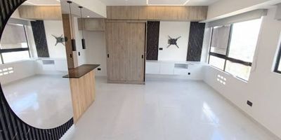 Cuenta con sala , cocina integral , un baño cabinado , una alcoba , un closet , ventanal , zona de ropas , calentador a gas , red de gas.

La unidad cuenta con: Portería las 24 horas , ascensor , shut de basuras.

ZONAS COMUNES EN PROCESO.