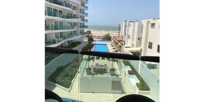 APARTAMENTO EN ARRIENDO EN CIELO MARHermoso apartamento en arriendo, amplio y con excelente iluminación natural, ubicado en una zona exclusiva de la ciudad. Cuenta con dos cómodas alcobas, dos baños, sala, comedor, cocina, zona de labores, garaje y un balcón con vista exterior que lo hace aún más especial. El edificio ofrece ascensor y áreas sociales que incluyen piscina, además de su privilegiada cercanía a las playas, lo que convierte este lugar en la combinación perfecta entre confort, exclusividad y calidad de vida. El valor del canon es con administración incluida.CÓDIGO WASI 9465774