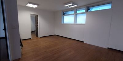 Arriendo de Oficina en Belén Manizales

Ideal para profesionales independientes o empresas que buscan establecerse en un sector estratégico y tradicional de la ciudad. Esta propiedad ofrece una solución completa con servicios incluidos para facilitar la gestión de tu negocio.

Descripción de la propiedad

Oficina ubicada en primer piso con disposición interior que favorece la concentración y el silencio. Dispone de 60 m2 distribuidos en tres ambientes funcionales con piso de madera y un baño privado. El valor del canon incluye administración IVA y servicios de agua y luz.

Descripción del entorno y acceso

Situada en Belén con acceso pavimentado y cercanía a importantes centros médicos colegios y universidades. La zona cuenta con parques cercanos y facilidades de transporte público que conectan rápidamente con centros comerciales y otros puntos clave de Manizales.

Contáctanos

Escríbenos a nuestro WhatsApp para recibir más detalles y programar tu visita hoy mismo. En Inmobiliaria Castro Rosero estamos atentos para asesorarte en el arrendamiento de tu próxima oficina.


 
