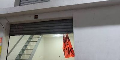 Se arrienda local comercial en el sector de La América, con un área de 30 m² aproximadamente, distribuidos en 2 niveles funcionales, ideal para oficinas, consultorios, boutiques o servicios. Ubicado en una zona de alta circulación peatonal y excelentes vías de acceso. ¡Oportunidad perfecta para iniciar o expandir tu negocio!