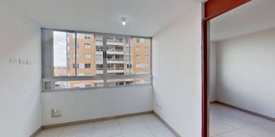 Apartamento en venta de 35m2, con vista interior, ubicado en un 5to piso, acceso por escaleras y ascensor, parqueadero comunal. Consta de 2 habitaciones, 1 baño, sala comedor, cocina integral y zona de lavandería. Tiene piso cerámico en todas sus zonas. El conjunto cuenta con salón comunal, parque infantil, zonas verdes y vigilancia privada las 24 horas. Cerca a centro comercial Tinta Plaza; cerca a almacenes de cadena Tienda Ara, Colsubsidio y Éxito; cerca a colegio Gimnasio Moderno San Francisco; cerca a universidad Uniagustiniana, cerca a paraderos del SITP; Vías de acceso por la Carrera 87B.