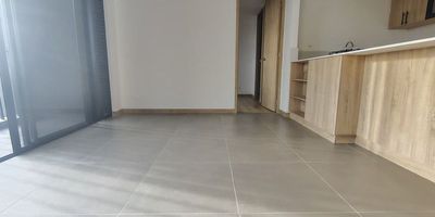 Codigo 29140. Apartamento en arriendo ubicado en Rionegro sector San AntonioCaracterísticas:• 3 habitaciones (dos con vestier y baño privado) • 3 baños • Sala–comedor • Cocina abierta integral • Zona de ropas • Balcón • Parqueadero sencillo • Cuarto útil • Red de gas • 72 m² construidosDescripción:Este apartamento para estrenar en urbanización, ubicada en San Antonio de Pereira (Rionegro), ofrece un estilo de vida único gracias a su diseño moderno, amplias zonas verdes y una de las ofertas de amenidades más completas del Oriente Antioqueño. Su zona social se integra con un balcón ideal para disfrutar el aire puro y las vistas del entorno natural.La distribución incluye tres habitaciones con excelentes acabados; la principal y la tercera cuentan con vestier y baño privado, mientras que la segunda incorpora clóset y piso laminado. La cocina abierta, equipada con cubierta a gas, campana y mesón en Quarztone, se conecta con la zona social, creando un ambiente funcional y cómodo.El apartamento incluye parqueadero sencillo, cuarto útil y todas las redes listas para una vida práctica y tranquila.Entorno:– A 8 cuadras del parque principal de San Antonio de Pereira – Sector altamente apetecido por su oferta gastronómica y ambiente familiar – A 35 minutos de Medellín por el Túnel de Oriente – Proyecto con más de 30.000 m² de zonas verdes, senderos ecológicos y espacios recreativos – Ideal para quienes buscan naturaleza, bienestar y cercanía a serviciosZonas comunes:Portería 24 horas, coworking, salón de juegos para niños y adultos, gimnasio, salón de yoga o meditación, salón social, zona BBQ, piscinas de adultos y niños, sauna, turco, jacuzzi, cancha, sala de cine, sala de videojuegos, guardería, zona de lectura, senderos ecológicos, zona de mascotas, jardín de los sueños y parqueaderos de visitantes.Nota:Canon: $2.700.000. No se permiten mascotas. Entrega inmediata – inmueble nuevo.