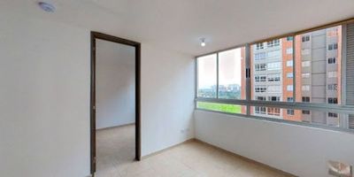 Apartamento en venta de 31m2, con vista interior, ubicado en un 9no piso, acceso por escaleras y ascensor, parqueadero comunitario. Consta de 1 habitación, 1 baño, sala comedor, estudio, cocina integral y zona de lavandería. Tiene piso cerámico en todas sus zonas. El conjunto cuenta con salón social, parque infantil, cancha sintética, zonas verdes y vigilancia privada las 24 horas. Cerca del centro comercial Tintal; cerca a almacenes de cadena Éxito, Ara y D1; cerca a colegio Agustiniano Tagaste, y Colegio El Shaday; cerca a Universidad Uniagustiniana; cerca a paraderos del SITP; Vías de acceso por la Carrera 87B.