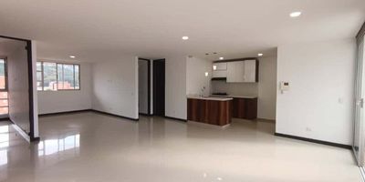 Apartamento en arriendo en Belén Malibu, ubicado en un séptimo piso con un área de 80 metros cuadrados. Un espacio moderno, cómodo y con excelentes acabados, ideal para disfrutar de una vida práctica y tranquila en una de las zonas más apetecidas del sector.Al ingresar encontrarás una sala comedor amplia y muy iluminada, acompañada de una zona de estudio perfecta para teletrabajo o actividades académicas, además de un acogedor estar familiar. La cocina semiintegral cuenta con barra, red de gas y zona de ropas independiente, ofreciendo funcionalidad y comodidad en el día a día.El apartamento dispone de dos habitaciones con closet; la habitación principal cuenta con baño privado, mientras que el apartamento incluye un baño social adicional. El balcón ofrece una hermosa vista que ilumina los espacios y brinda un ambiente fresco y agradable.Incluye parqueadero, ascensor, cuarto útil y citófono para mayor comodidad y seguridad.Su ubicación es inmejorable: a pocos pasos del parque de Malibu,