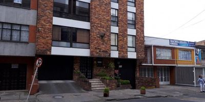 Apartamento en arriendo, de 90M. Ubicado en el sector de San Luis. Este apartamento de tres alcobas posee amplios espacios. Al ingresar encontramos la zona social con sala-comedor y estudio con una excelente iluminación, cocina integral cerrada, zona de ropas, cuarto y baño de servicio y baño social. Las Alcobas cada una con su closet, la principal con baño privado y vestier. Garaje cubierto doble en linea y depósito. Pisos en cerámica, persianas y blackout. El edificio cuenta con salón social, terraza con BBQ, vigilancia las 24 horas y garaje para visitantes. Las vías de acceso son por la Calle 57, Calle 58, la  Carrera 21, entre otras.