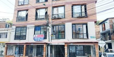Se alquila apartaestudio de un ambiente 102, ubicado en el barrio Nacional. Consta de una habitación, cocineta, baño, antejardín con reja, instalación de lavadora y zona de oficios. VALOR DEL CANON: $700.000 para dos personas incluidos los servicios de agua, energía y gas. Para más información comuníquese al PBX (602) 5532727 o al 315 5019033