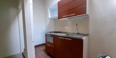 APT ESTUDIO INTERNO MUY CENTRAL FRENTE A LA PLAZA DE MERCADO; NO TIENE RED DE GAS,  ACABADOS SENCILLOS.