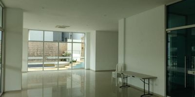El inmueble ideal en arriendo para tu familia: confortable apartamento de 89 M2 disponible.

Consta de  2 alcobas y un estudio, 3 baños, sala, cocina, área de labores, es muy fresco.

Edificio con ascensor, piscina, gimnasio, juegos infantiles y en la azotea un jacuzzi.

Un apartamento donde puedes disfrutar de una agradable vista panorámica de barranquilla. Contáctanos para agendar una cita y presentárselo.