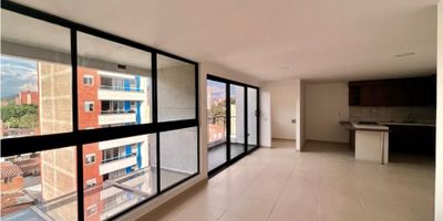 Comodo apartamento de 106. 40 metros de 3 hataciones, la principal con baño y vestiier, otro baño completo, balcón, sala comedor, zona de estudio, cocina integral abierta, zona de ropas, parqueadero. En edificio con ascensor, video portero, con una ubicacion muy central, Cerca a colegios, malls, centros comerciales. Buen servicio de transporte público.
