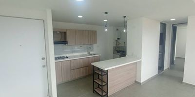 APARTAMENTO EN ARRIENDO. Este moderno apartamento cuenta con un área de 52 m2, 2 habitaciones con closet, 2 baños completos, cocina integral dotada, sala comedor amplia con excelente iluminación natural, zona de ropas y lo mejo de todo, un balcón con vista panorámica de la ciudad de Rionegro, 
¡no pierdas esta gran oportunidad de vivir en un ambiente agradable en un sector estratégico de la ciudad de Rionegro!
código: 893-4252