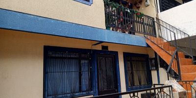 Se vende casa lote remodelada – Barrio El Topacio (peatonal)

Casa lote de 144 m², distribuida en dos niveles, totalmente remodelada y ubicada en zona peatonal del barrio El Topacio.

En el primer nivel cuenta con antejardín, tres habitaciones con clóset, un baño, sala-comedor amplios, estudio, cocina integral abierta con barra estilo americano, zona de ropas amplia y lavadero.

El segundo nivel ofrece tres habitaciones con clóset, sala-comedor amplia, cocina integral abierta con barra, un baño, zona de ropas, lavadero, patio abierto y una habitación adicional.

Ubicada en estrato 2, cerca a iglesias, comercio, supermercados, almacenes de cadena, vías principales y excelente transporte público.

Valor del inmueble: $240.000.000 (negociables)
Permuta: Se acepta apartamento de menor valor en el barrio Jordán.