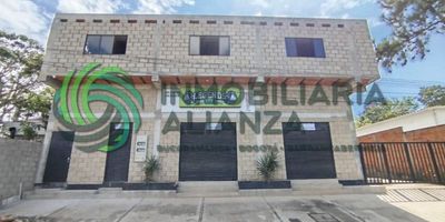 Descubre el espacio perfecto para tu emprendimiento Esta espectacular bodega de 320 metros, con una altura de 5 metros, ubicada en la vereda Acapulco, sector Cuatro Esquinas, te ofrece lo que tu negocio necesita amplitud, iluminación natural, excelente ventilación, además de 2 baños y una oficina privada para tu comodidad. Su ubicación estratégica y central la convierte en el lugar ideal para crecer. Agenda tu cita sin costo y haz realidad tu proyecto en un espacio pensado para ti