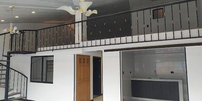 Acogedor y amplio apartamento en la Estradita, tercer piso, duplex, exterior, ubicado detrás de la cruz roja av 68, consta de salacomedor amplia, balcón descubierto, tres alcobas con closet, altillo para estudio o sala de star, cocina amplia abierta con estufa a gas, zona de ropas, 2 baños con ducha eléctrica, pisos en cerámica, sin garaje, servicios independientes. No extranjeros. NO MASCOTAS Cerca a la calle 72, avenida rojas. Cita previa.