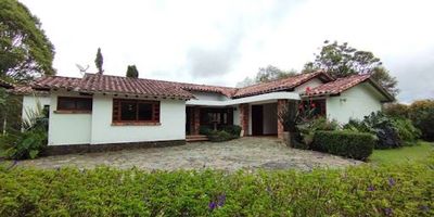 HERMOSA CASA CAMPESTRE EN ARRIENDO, ubicada en El Retiro, vereda Santa Helena, ideal para quienes buscan tranquilidad, comodidad y conexión con la naturaleza. La propiedad cuenta con amplias zonas verdes perfectamente conservadas, que ofrecen un entorno natural único y un ambiente relajante. La casa destaca por sus finitos acabados, espacios amplios y excelente iluminación y ventilación natural en todas sus áreas. La sala principal incluye una acogedora chimenea, perfecta para disfrutar en familia o con amigos. Para los amantes del campo y los animales, la propiedad dispone un espacio con 3 caballerizas. Todo está rodeado de naturaleza, ofreciendo privacidad y un ambiente campestre auténtico. Además, la propiedad cuenta con portería 24-7, brindando seguridad y tranquilidad.
