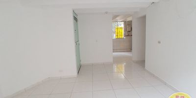 Código: 3852. 2° Piso en edificación de 5 pisos. Acceso al inmueble: Directo a la vía y escalas. Alcobas con puertas, baño cabinado en acrílico, calentador a gas, cubierta y extractor. precio negociable.