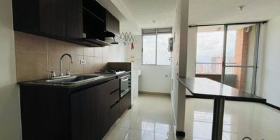En unidad cerrada con un área de 63 mt²3 Alcobas (Alcoba Principal con Vestier y Baño) 1 Baño Social,Balcon, Salón Comedor, Cocina Integral, Vista Panorámica, Zona de Ropas, Red de Gas y Calentador.Parqueadero Cubierto y Cuarto UtilConjunto cerrado con portería 24 horas, Circuito Cerrado TV, Ascensor, Citófono, Gimnasio, Juegos Infantiles, Salón Social, Salón de Juegos, Piscina, Shut de Basuras y Zonas Verdes.Inmueble cercano a Instituciones Educativas, Transporte Publico, Parques Cercanos, Vía Principal, Supermercados, Zona Residencial.