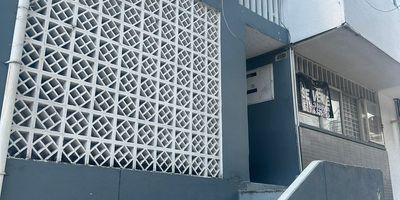 CIUDAD.  Cali.  ACCIÓN.  Venta.  PROPIEDAD.  Casa de tres plantas.  UBICACIÓN.  Barrio Miraflores Cali.  DETALLES:  Primer piso.  Apartamento con Sala Comedor.  Cocina integral.  Patio.  Zona de ropas. Cuatro habitaciones.  Dos baños.  Segundo Piso. Apartamento con Sala Comedor.  Cocina integral.  Patio.  Zona de Oficios.  Cuatro habitaciones.  Dos baños.  Terraza. Habitación del servicio.  Zona de Oficios-  Cuarto de Depósito.  Precio:  $ 420´000.000