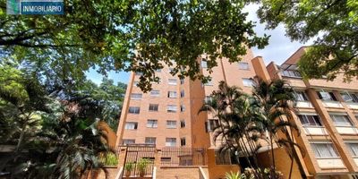 Apartamento tipo aparta-estudio para arrendamiento, de 53 metros cuadrados aproximadamente, bien distribuido. Goza de buena iluminación y ventilación natural. Cuenta con parqueadero cubierto sencillo. En edificio con portería diurna (de lunes a domingo de 6 a.m a 8:00 p.m.) shut de basuras y ascensor. En  sector muy tranquilo y central, con cercanía a Parques del Rio, y por estar cerca a vía principal como la Avenida 33, cuenta con fácil acceso a transporte público y a Rutas Integradas al Sistema Metro.