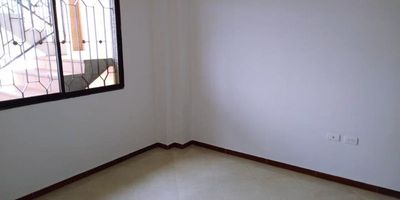 CÓMODO APARTAMENTO UBICADO EN EL SECTOR DE CAMPO VALDES, NOS OFRECE UNA ÁREA DE 70 METROS APROX, SALA, HALL, 3 ALCOBAS,2 CLOSETS, COCINA INTEGRAL, RED DE GAS, 2 BAÑOS CABINADOS, BALCÓN, PATIO, ZONA DE ROPA, PISO EN CERÁMICA.