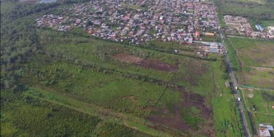 Vendemos lote con Urbanismo (vías en material afirmado) área total 70.738 m2 en Tumaco-Nariño, barrio El Porvenir, a la salida del municipio (antigua camaronera) y a 7 km del aeropuerto, tiene autorizado uso mixto (Institucional, logístico e industria liviana) El predio tiene tradición perfecta desde hace más de 50 años, tiene altura sobre el nivel del mar de COTA +2 mts en picos de marea en el Estero. Tiene servicios públicos de acueducto y energía y autorización para Minipetar. La vía paralela al terreno va hacia PASTO, y por la misma llega transporte urbano desde y hacia el centro de Tumaco 
