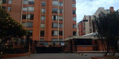 Nueva Ciudad Ltda., Vende local comercial con un área de 18.29 metros cuadrados en el mejor sector residencial de la ciudad, Cuenta con baño privado, pisos en cerámica, con iluminación natural que maximiza la eficiencia energética, sobre corredor comercial, además esta muy cerca al aeropuerto internacional el dorado,  de fácil acceso al transporte público, dado que se ubica a pocas cuadras de la Av. La Esperanza y Av. el Dorado, para inversión, cuenta con los servicios, como es acueducto y  alcantarillado y energía eléctrica, con contadores independientes. Sin duda alguna una excelente inversión.