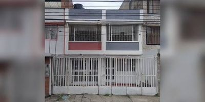 Hermoso apartamento de 100 m ubicado en los pisos 2 y 3 del barrio Florencia, Los Cedros, en Engativa. Cuenta con una ubicación privilegiada, cerca de la Calle 80, la Av. Chile y la parada Carrera 90 de TransMilenio. A 15 minutos de los centros comerciales Portal 80 y primavera, con acceso a zona de comidas, comercio y supermercados como D1, ARA y Dollarcity. El apartamento ofrece 2 habitaciones, 1 baño, sala luminosa, comedor, cocina semi integral, zona de lavandería independiente, terraza y garaje interno. Excelente iluminación y distribución para mayor comodidad. Para mayor información comunícate al 3143667213 o escribe al correo electrónico esteban.palacioinmobiliariabogota.com. El equipo de Inmobiliaria Bogotá está comprometido en ofrecerte una experiencia de vida excepcional desde el momento en que eliges formar parte de nuestra comunidad. Agenda tu visita hoy mismo y descubre tu nuevo hogar.