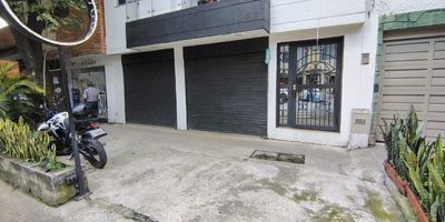 Local comercial disponible para arriendo en Envigado, zona comercial-residencial, el local cuenta con amplia zona de trabajo, acondicionado para SPA, además tiene red de gas, doble acceso, muy buena vitrina y ante jardín para mesas o parqueadero, ideal para centro de belleza, academias, minimercado, tienda y demás. Contactos 3015989091