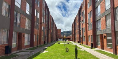 Arriendo apartamento para estrenar en Cajicá, piso 5 con acceso por escaleras, vista exterior y excelente iluminación natural; consta de sala-comedor, cocina integral a gas, zona de lavado, 2 habitaciones con closet y 2 baños. El conjunto cuenta con vigilancia 24/7, zona BBQ, cancha de baloncesto, biblioteca privada, gimnasio, piscina y parqueadero para visitantes; acceso a vía principal y buen transporte público.