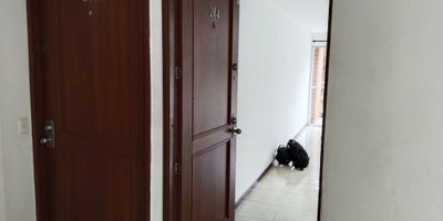 Descubre este elegante apartamento en el corazón de la zona residencial, con 3 habitaciones, 2 baños y 86 metros cuadrados de confort. Disfruta de un amplio vestier, balcón privado y estudio para tus momentos de inspiración. La cocina integral y la zona de ropas te brindan practicidad, mientras que la sala-comedor te invita a relajarte. Con gas natural, calentador a gas y piso en cerámica, cada detalle ha sido cuidadosamente pensado. El edificio cuenta con ascensor, piscina, zona infantil y vigilancia privada las 24 horas. Además, tendrás parqueadero para motos, zonas verdes y salón comunal. En un conjunto cerrado, en área urbana con supermercados, colegios y parques cercanos, tendrás todo a tu alcance. Las cómodas vías de acceso y el transporte público cercano completan esta oferta inigualable. ¡Vive la experiencia de lujo y comodidad que mereces! Contáctame para más