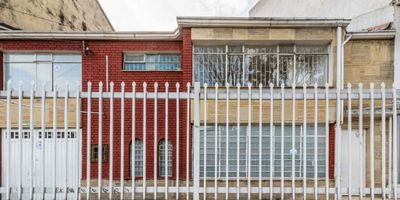 Casa en arriendo en el barrio Palermo, para vivienda u oficinas, ubicada a media cuadra de la Clínica Palermo; amplios espacios e iluminación natural, el primer piso consta de una amplia sala-comedor, 2 baños sociales, zona de lavandería y cuarto de san alejo; el segundo piso cuenta con cocina integral eléctrica, 3 alcobas, dos con closet, 2 baños; adicional cuenta con 3 espacios de parqueadero, 1 cubierto y 2 descubiertos; rutas de acceso por la Calle 45, Carrera 17 y Calle 53, buen transporte publico SITP y Transmilenio.