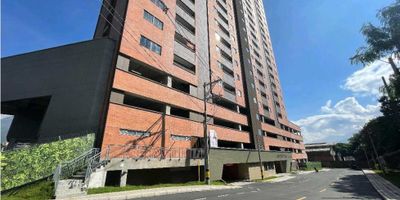 El apartamento en venta que te presentamos se encuentra ubicado en una de las zonas más privilegiadas de la ciudad de BELLO APARTAMENTO EN OBRA GRIS PRECIO POR DEBAJO A SALA DE VENTAS. Con una espectacular área de terreno de 56.0 metros cuadrados, este inmueble cuenta con una construcción de 56.0 metros cuadrados y un área privada de 56.0 metros cuadrados, lo que lo convierte en un espacio amplio y cómodo para vivir.

Con un diseño moderno y funcional, este apartamento ofrece 2 habitaciones y 2 baños, perfecto para una familia pequeña o una pareja que busca un espacio acogedor y versátil. Además, cuenta con un garaje incluido, para mayor comodidad y seguridad al momento de estacionar tu vehículo.

Una de las ventajas más destacadas de este apartamento es que admite mascotas, por lo que no tendrás que dejar atrás a tu compañero peludo al momento de mudarte. Además, su ubicación te permitirá disfrutar de una vista panorámica impresionante de la ciudad.

En cuanto a las características externas, el acceso a este apartamento es pavimentado y cuenta con acceso para discapacitados, garantizando la comodidad y accesibilidad para todas las personas. También cuenta con un área social donde podrás reunirte con amigos y familiares, así como con un ascensor que te llevará directamente a tu hogar.

Si eres amante del deporte, este apartamento es perfecto para ti, ya que cuenta con canchas de baloncesto y fútbol, para que puedas practicar tus deportes favoritos sin salir de casa. Además, su ubicación privilegiada te permite estar cerca de centros comerciales, parques industriales, restaurantes y tiendas de barrio, para que no tengas que recorrer grandes distancias para tus necesidades diarias.

La zona residencial y comercial en la que se encuentra este apartamento es una de las más cotizadas de la ciudad, garantizando una alta calidad de vida para ti y tu familia. Además, su ubicación estratégica te permitirá tener acceso rápido a colegios y u