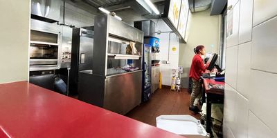 Se arrienda local en Medellin, dentro de la Corporacion Parque Explora. Esta ubicado en la plazoleta externa del Parque, justo al lado de la estacion Universidad del Metro, lo que facilita el acceso de las personas que descienden del sistema y de quienes transitan hacia zonas aledanas como el Jardin Botanico, el Planetario de Medellin y el Parque Norte. Esta ubicacion privilegiada garantiza una constante afluencia de publico. El local cuenta con capacidad electrica de 15 KVA trifasico, ideal para proyectos gastronomicos, y ofrece la posibilidad de instalar extractor. Dispone de buena iluminacion y un espacio perfecto para adecuar un restaurante. Comunicate con nosotros para mas informacion.