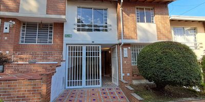 Arriendo casa en el sector Loma del Barro en Envigado, ubicada en exclusiva unidad cerrada con amplias zonas verdes, salon social, parque infantil y piscina para disfrutar en familia. Casa de dos pisos, amplia, con excelente distribucion y dos patios ideales para momentos al aire libre. Vive en una zona tranquila, cerca al Centro Comercial Mayorca, avenidas Las Vegas y El Poblado, con facil acceso a todo Haz realidad tu sueno de vivir en Envigado, contactanos y agenda tu visita hoy mismo!